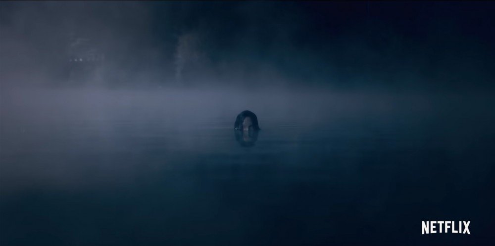 سيدة البحيرة في فيلم The Haunting of Bryce Manor ترتفع من الماء