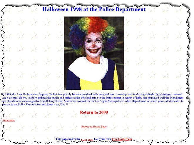 تحديث على الموقع الإلكتروني لقسم الشرطة أحد الموظفين يرتدي زي الهالوين. 