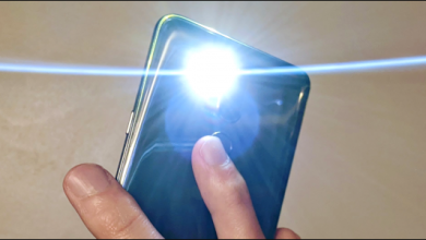 صورة كيفية تشغيل المصباح اليدوي عن طريق النقر على الجزء الخلفي من هاتف Android