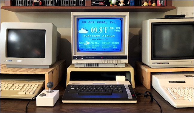 توقعات الطقس على شاشة الكمبيوتر Atari 800XL. 