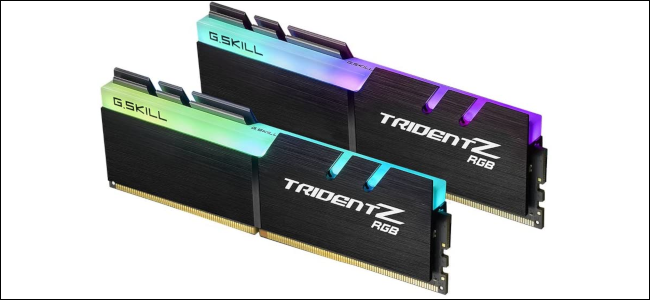 اثنان من G.Skill Trident-Z RAM مع مصابيح RGB LED مدمجة في الأعلى.