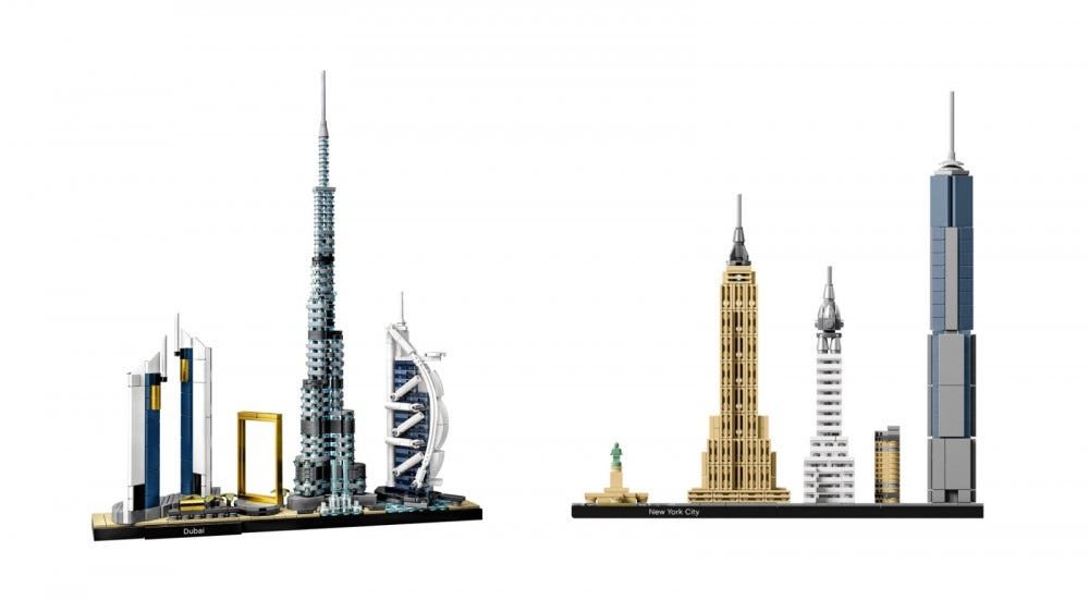 مجموعة من مباني الليغو في دبي وأفق مدينة نيويورك