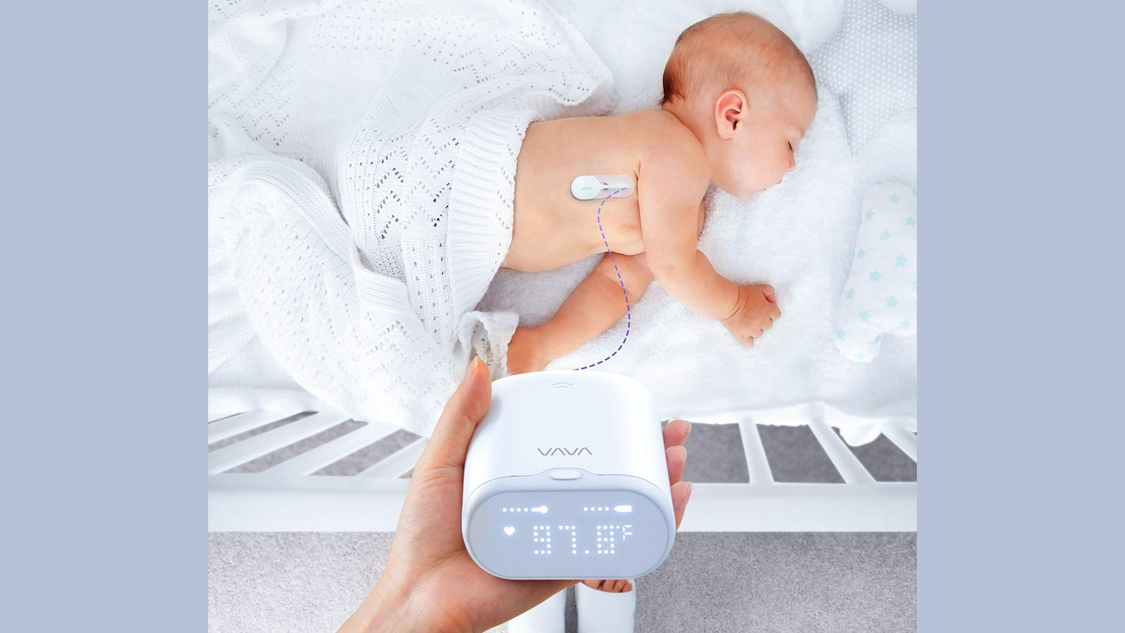 يحمل الوالدان قارئ ميزان الحرارة أثناء النظر إلى الطفل في السرير