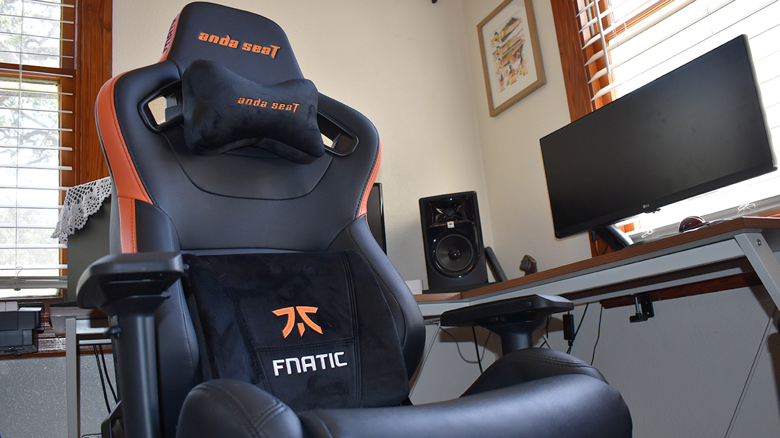 The Anda Seat Fnatic Edition chair in all its glory.