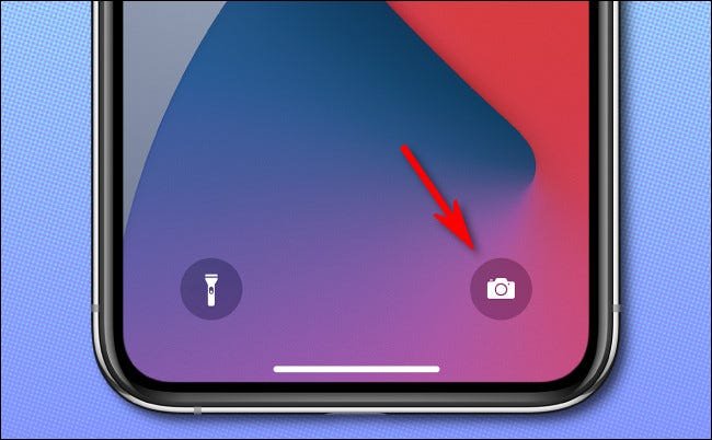 على شاشة قفل iPhone ، اضغط لفترة طويلة على أيقونة الكاميرا لتشغيل تطبيق الكاميرا.