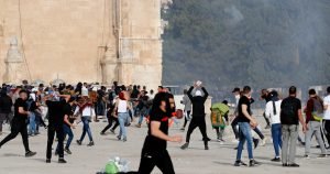 اقتحمت قوات الاحتلال الإسرائيلي المسجد الأقصى ، وأصيب العشرات في نشرة المسجد الأقصى المبارك