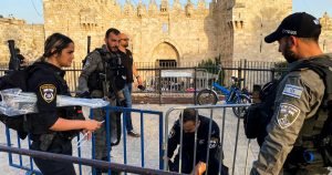 الفلسطينيون يتوجهون إلى الأقصى والقدس أنباء متوترة بشأن المسجد الأقصى